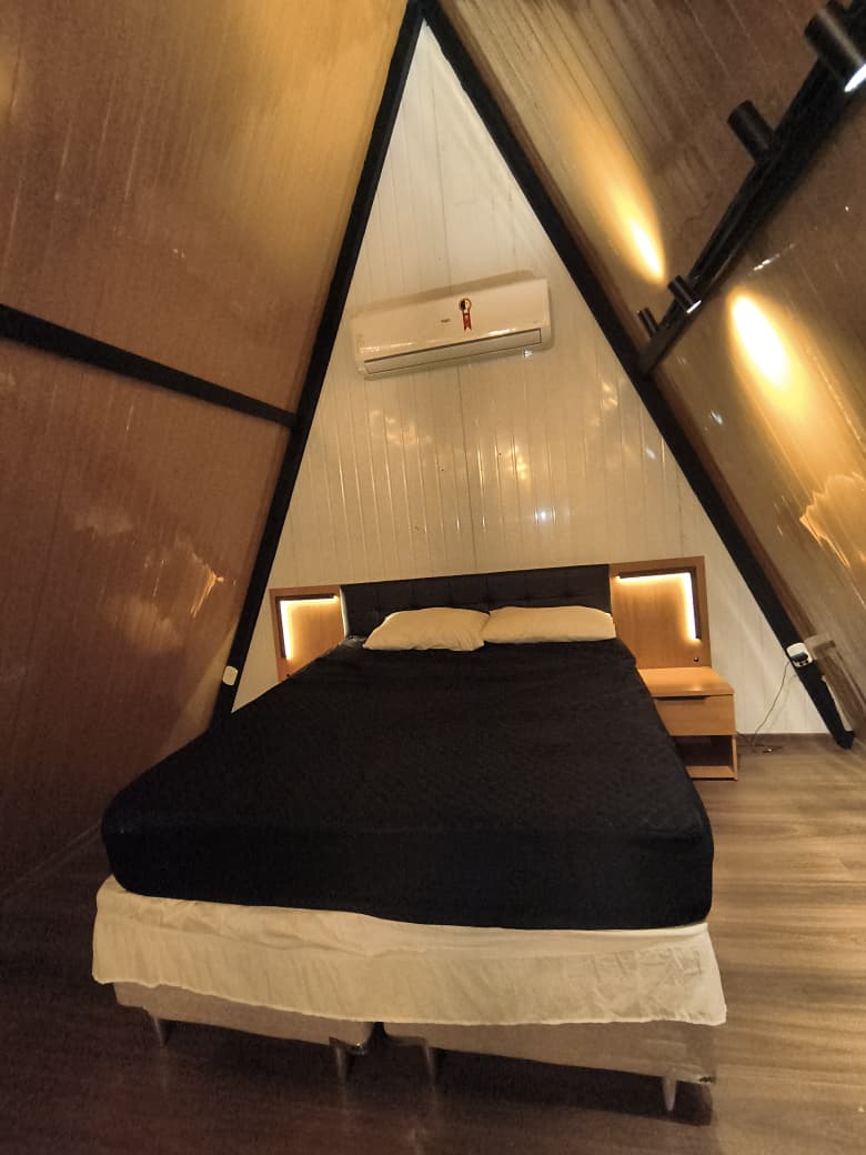 Quarto no mezanino, com cama de casal e ar-condicionado